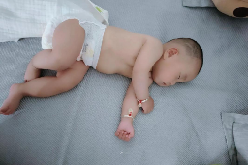 临沧三个月宝宝抬头不稳